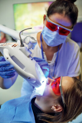 отбеливание зубов пациента на аппаратах Beyond